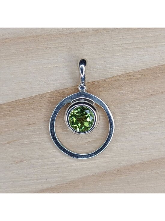No brand detected Jewelry - Sterling Silver Circle Pendant With Green Gemstone Accent Vintage .75"